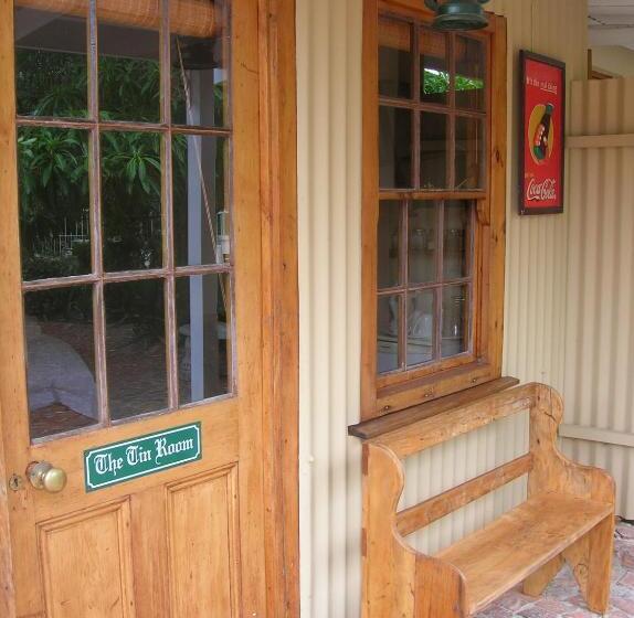 标准间, The Old Trading Post