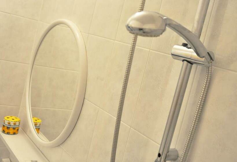 חדר סטנדרט לשלושה, Ibiza