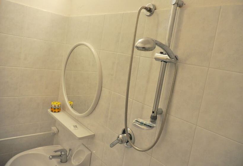 חדר סטנדרט לשלושה, Ibiza