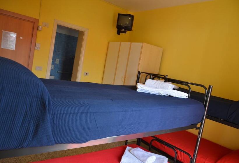 חדר סטנדרט לשלושה, Ibiza