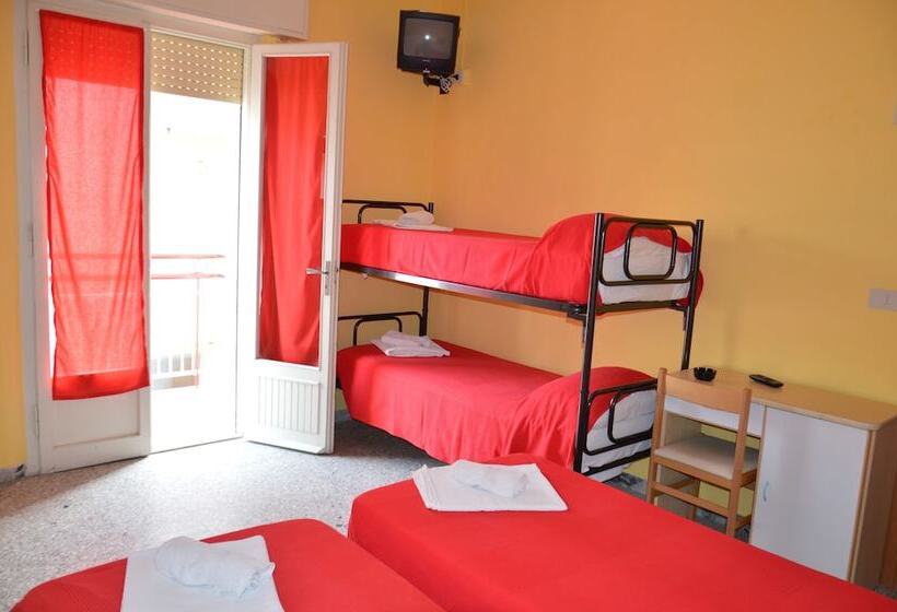 חדר לארבעה סטנדרטי עם מרפסת, Ibiza