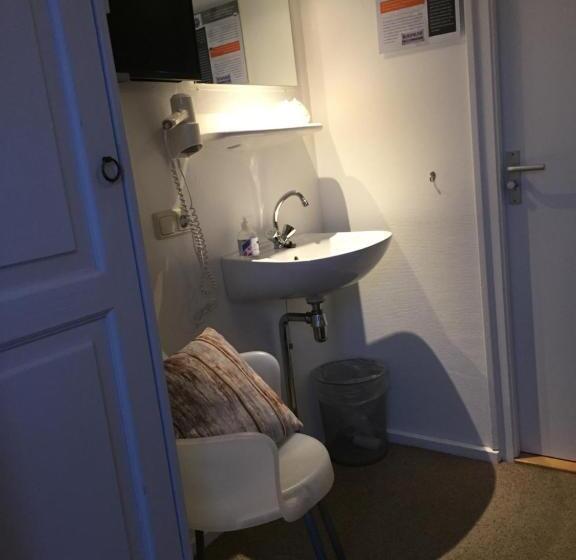 חדר אקונומי, B&b   Pension Perruque