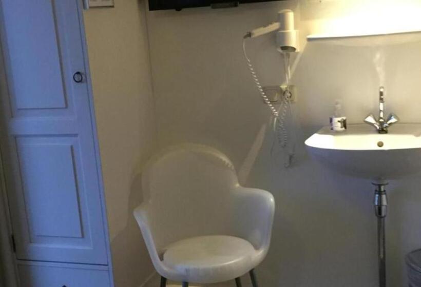 חדר אקונומי, B&b   Pension Perruque