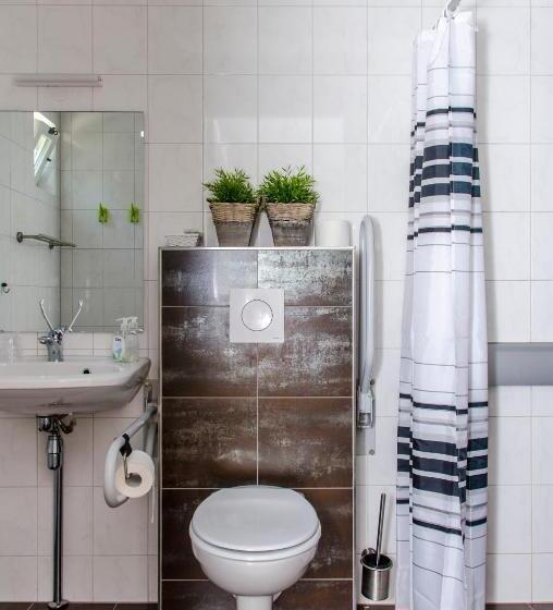 חדר סטנדרט מותאם לאדם עם מוגבלויות, B&b   Pension Perruque