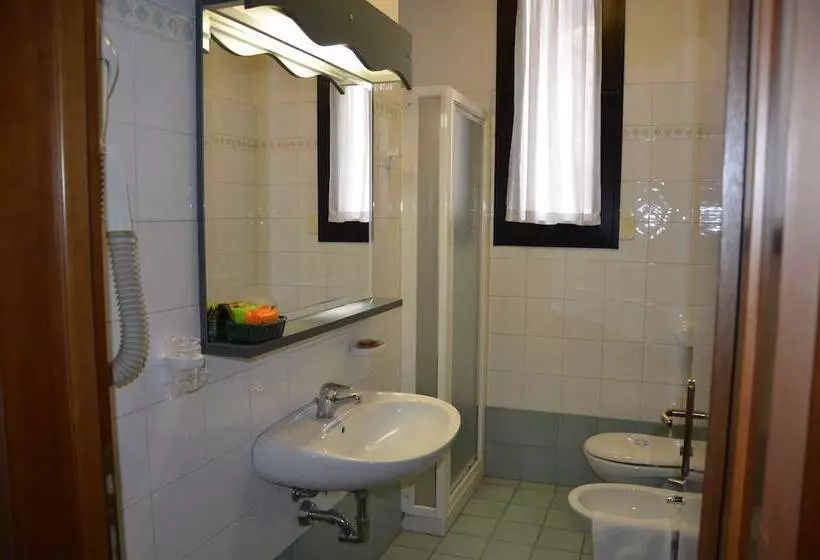 Standard-huone, Alexander