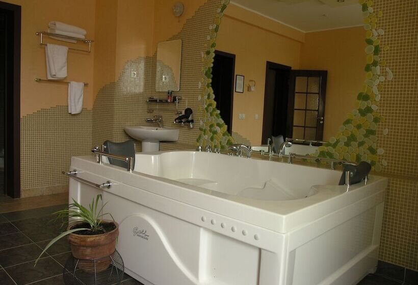 سوییت لوکس, Golden Dragon