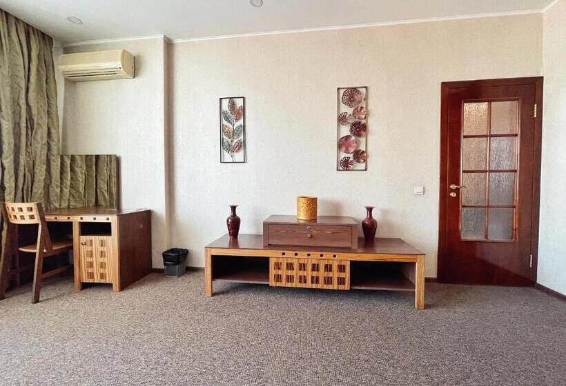 سوییت لوکس, Golden Dragon