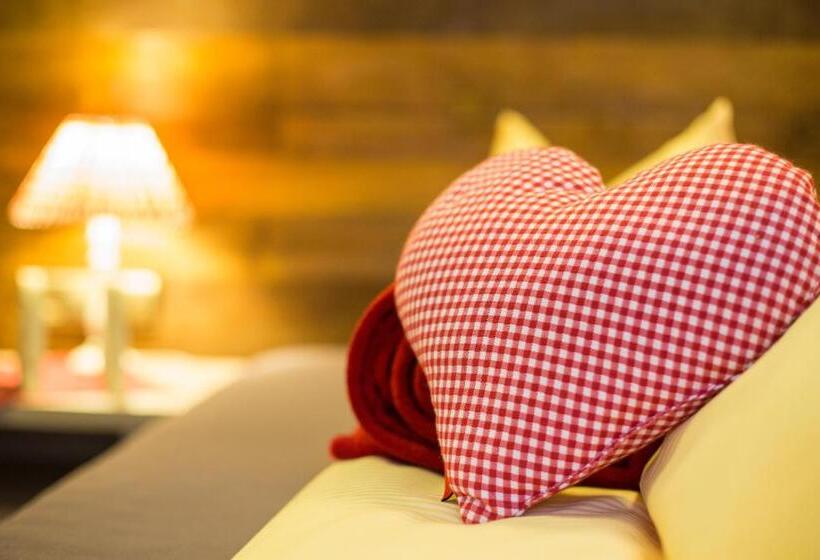 غرفة عائلية كلاسيكية, Haller S Post