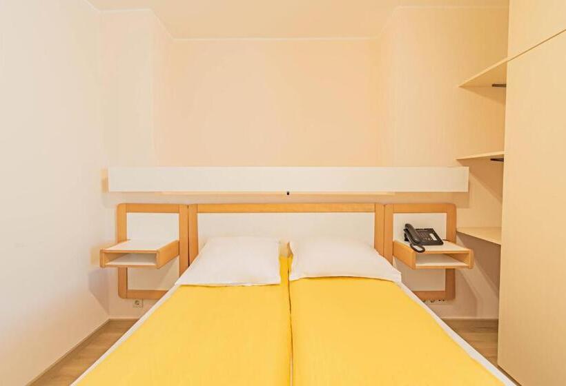 Номер Стандарт, Le Postillon