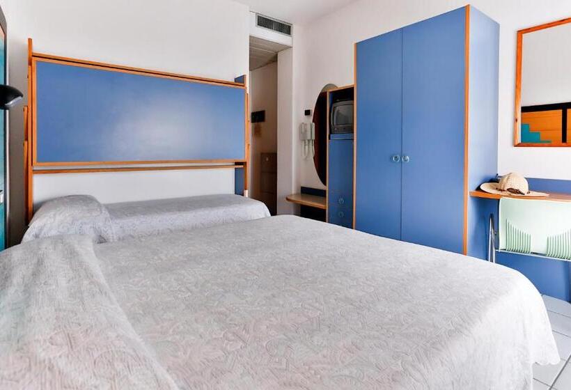 غرفة قياسية رباعية مزودة بشُرفة, Rondinella