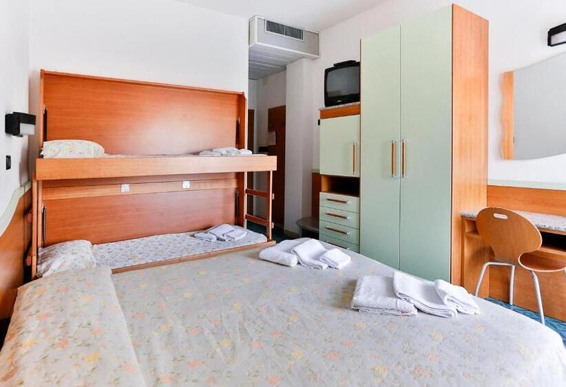 غرفة قياسية رباعية مزودة بشُرفة, Rondinella