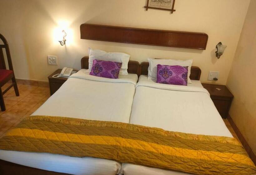 חדר דלוקס עם מרפסת, The Dhanhills   A Valley View Hotel In Panchgani