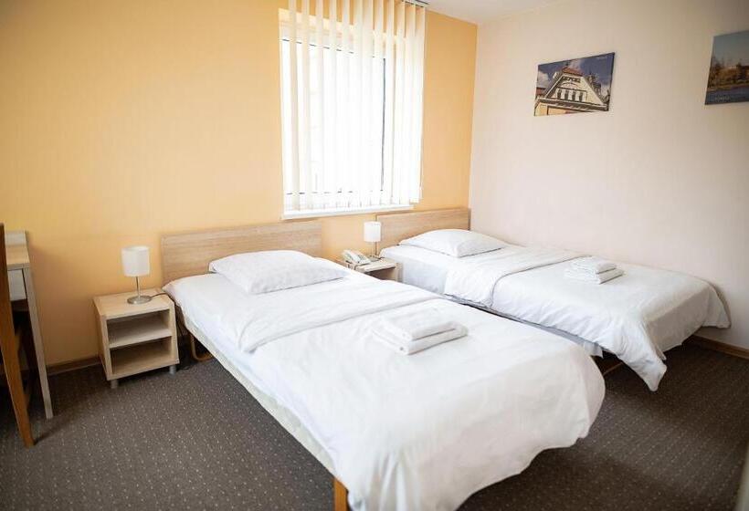 اتاق استاندارد, Tomas