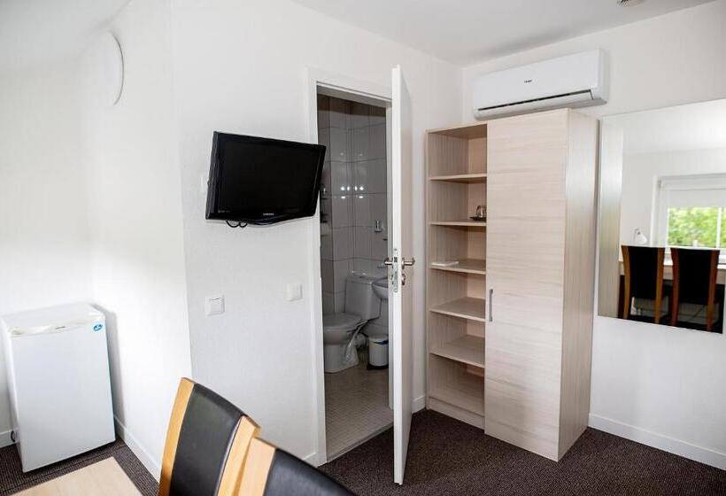 اتاق استاندارد یک نفره, Tomas