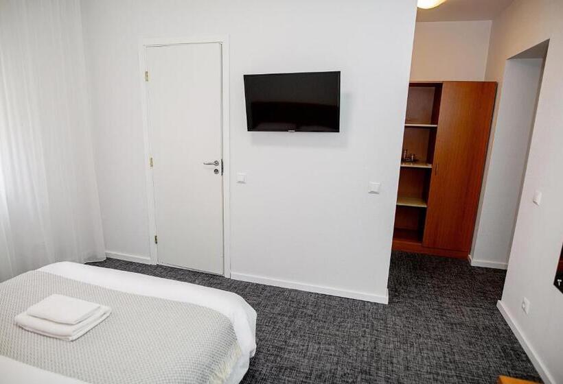 اتاق استاندارد یک نفره, Tomas