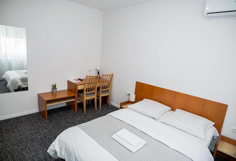 اتاق استاندارد یک نفره, Tomas