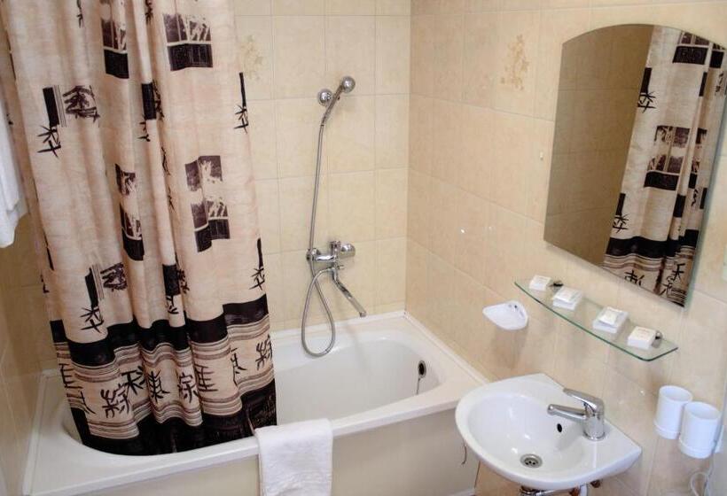 اتاق استاندارد سه نفره, Tomas