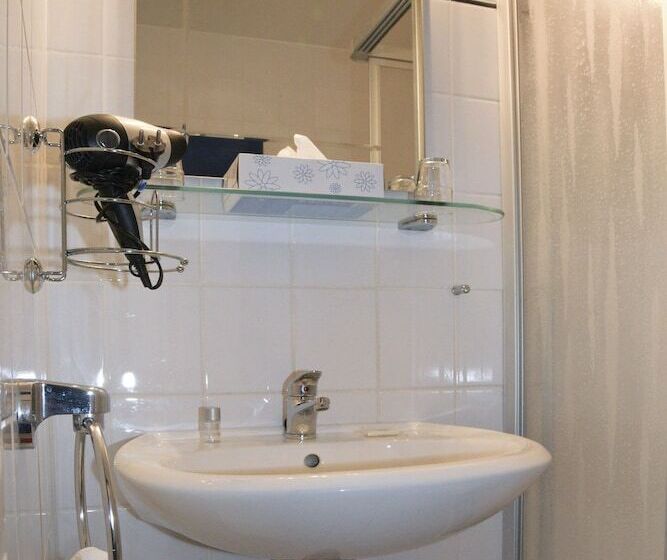 غرفة قياسية ثلاثية, Brandenburger Hof