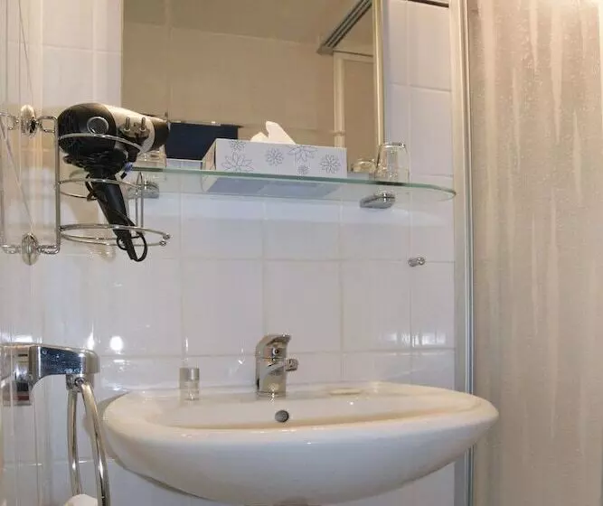 Standard Triple Room, Brandenburger Hof