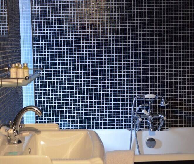 غرفة كلاسيكية ثلاثية, Les Pilotes