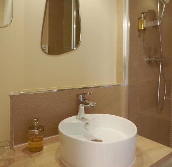 غرفة قياسية مطلّة علي البحر, Logis Hôtel Du Belvédère