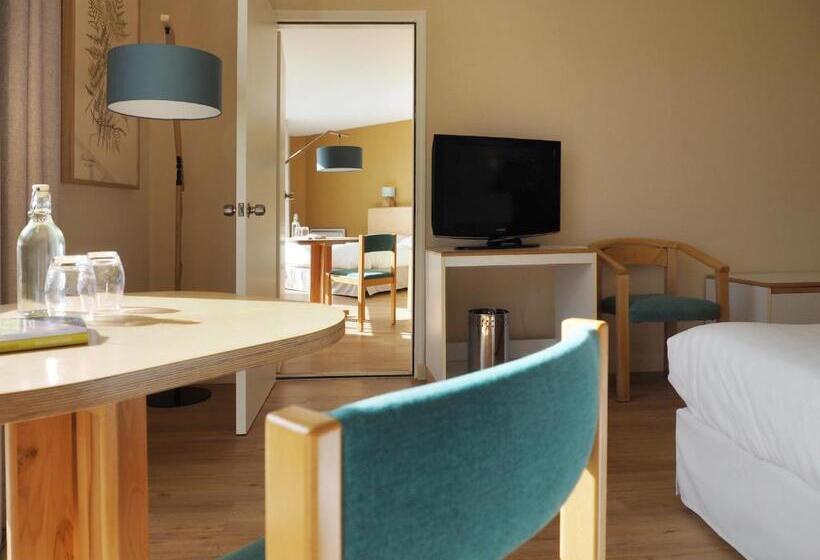 غرفة قياسية رباعية مطلة على البحر, Logis Hôtel Du Belvédère