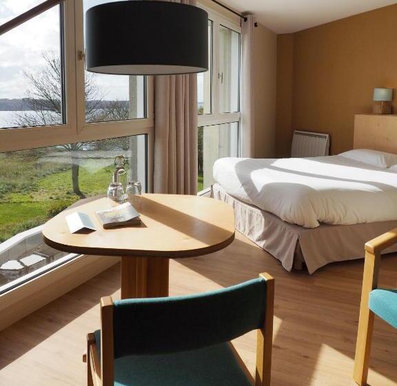 غرفة قياسية رباعية مطلة على البحر, Logis Hôtel Du Belvédère