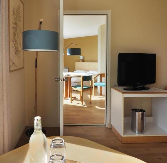 غرفة قياسية رباعية مطلة على البحر, Logis Hôtel Du Belvédère