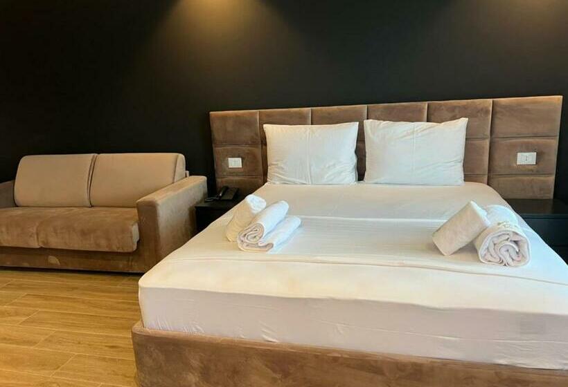 חדר לארבעה סטנדרטי עם מרפסת, Leon   Beach Front