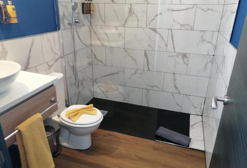 غرفة قياسية, Chabela S Water Wall