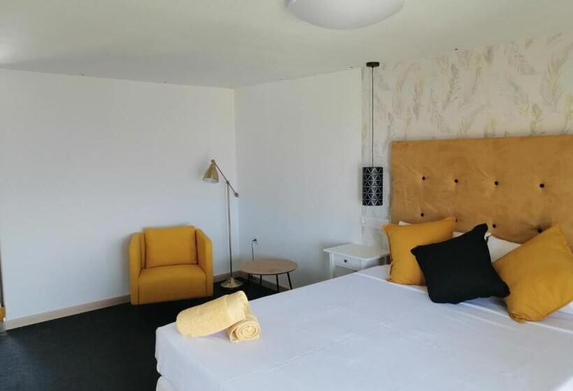 غرفة قياسية, Chabela S Water Wall