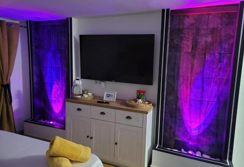 غرفة قياسية, Chabela S Water Wall