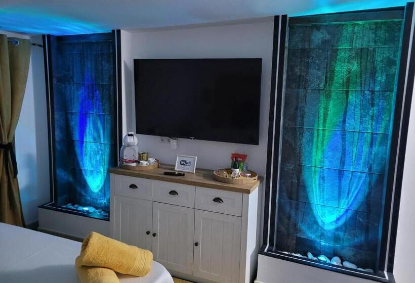 غرفة قياسية, Chabela S Water Wall