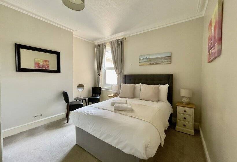 חדר בסיסי, The Hedley Townhouse