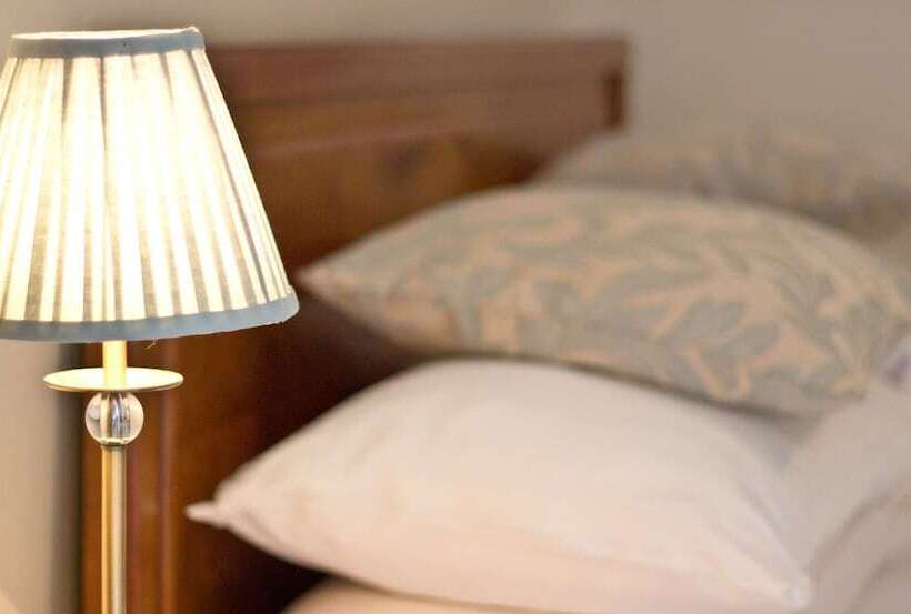 חדר בסיסי, The Hedley Townhouse