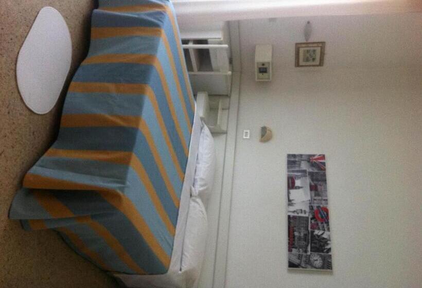 اتاق استاندارد سه نفره, Ave