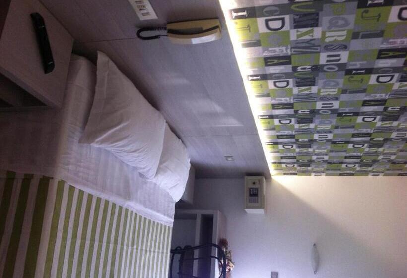 اتاق استاندارد سه نفره, Ave