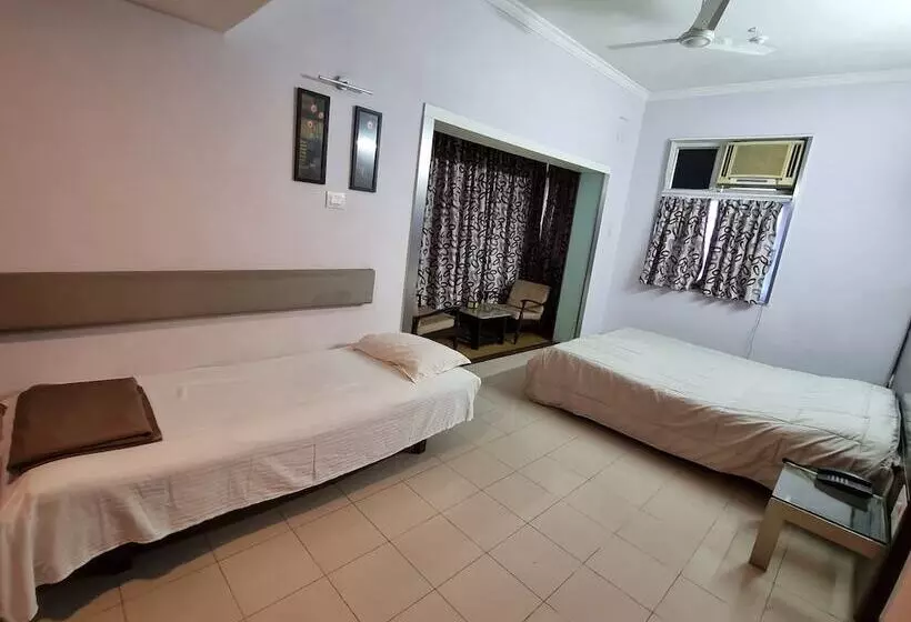 اتاق لوکس, Raviraj