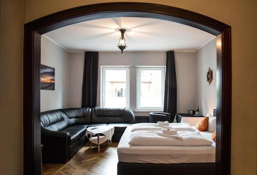 주니어 스위트, Tum Stuurmann