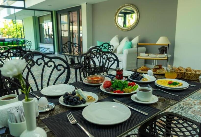 Camera Superiore, The Mori Club