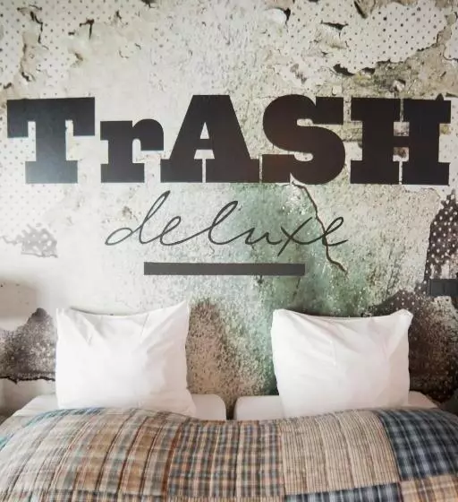 Standard-huone, Trash Deluxe