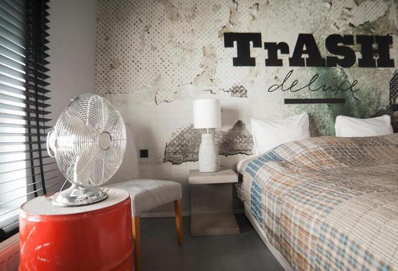 اتاق استاندارد, Trash Deluxe
