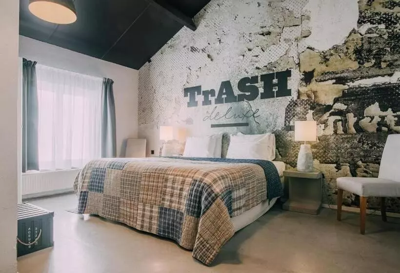 Standard-huone, Trash Deluxe