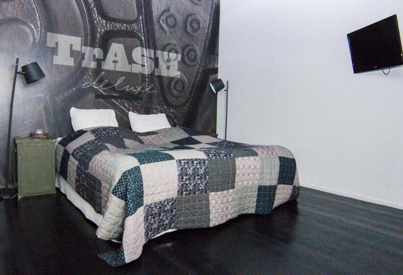 اتاق سوپریور, Trash Deluxe