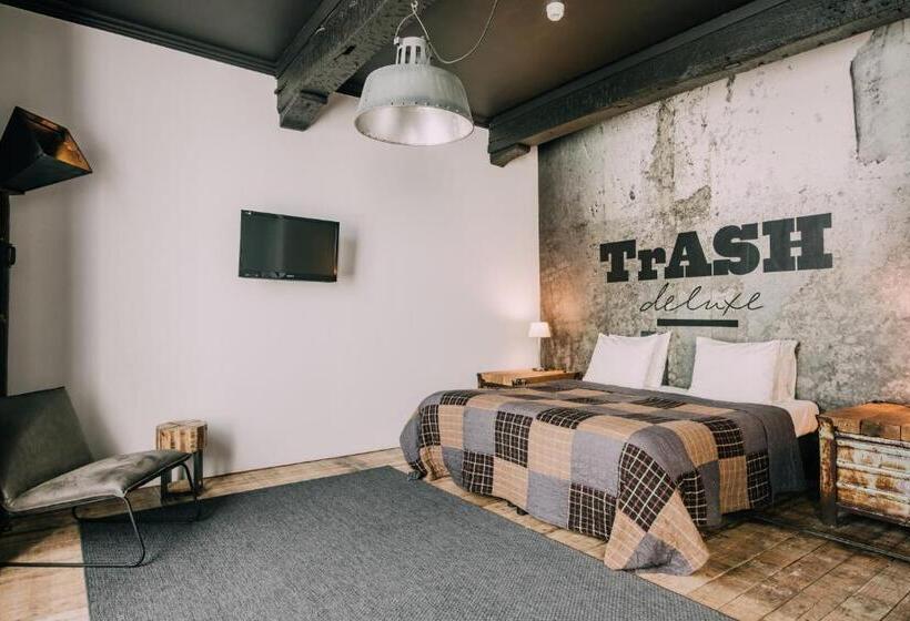 اتاق لوکس, Trash Deluxe