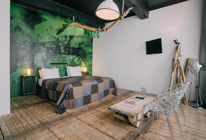 اتاق لوکس, Trash Deluxe