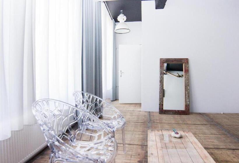 اتاق لوکس, Trash Deluxe