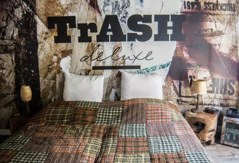 Deluxe Neljän Hengen Huone, Trash Deluxe