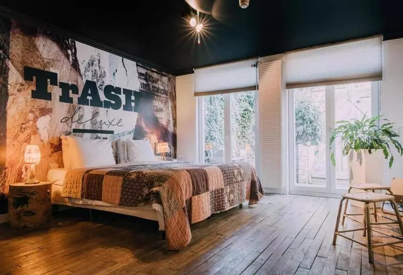 Deluxe Neljän Hengen Huone, Trash Deluxe