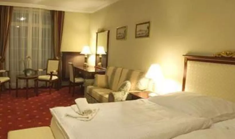 اتاق لوکس سه تخته, Luxury Garni Hotel Brix